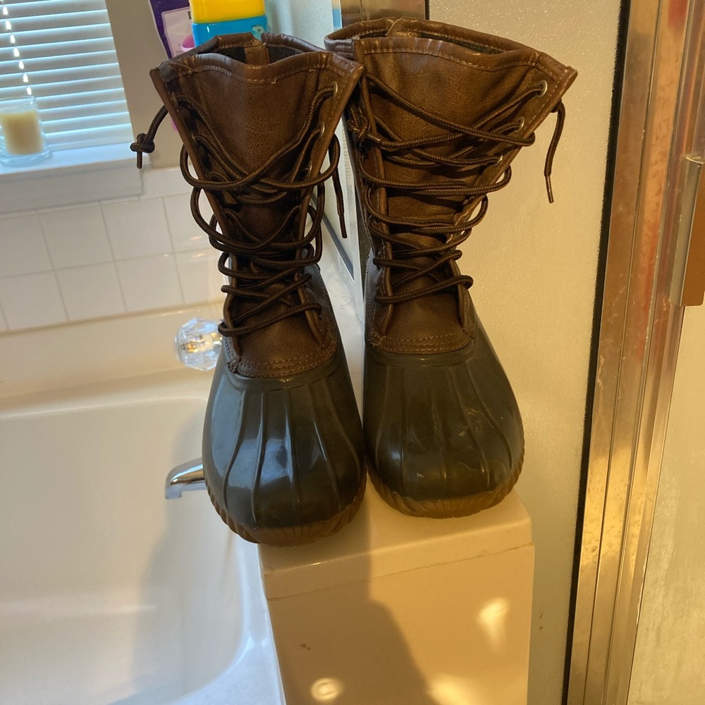 Women green and brown boots